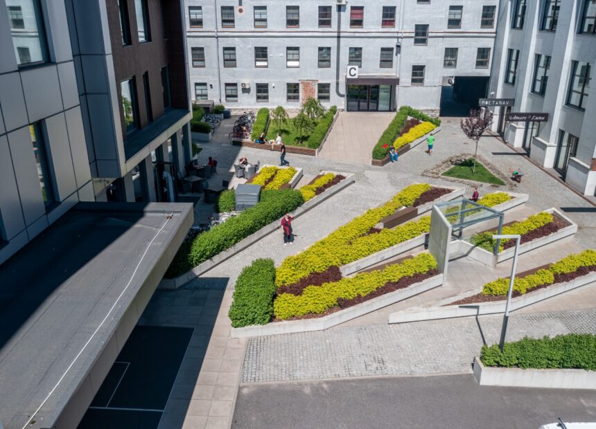 Kawe Kvartal kontorihoone õhtuvaade Tallinna kesklinnas – valgustatud fassaad