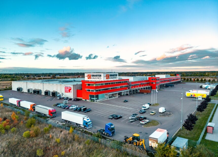 Kawe logistikakeskuse peavaade Tallinnas – kaasaegne laohoone