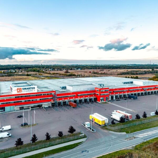 Kawe logistikakeskuse külgvaade Tallinnas – tööstushoone detailvaade