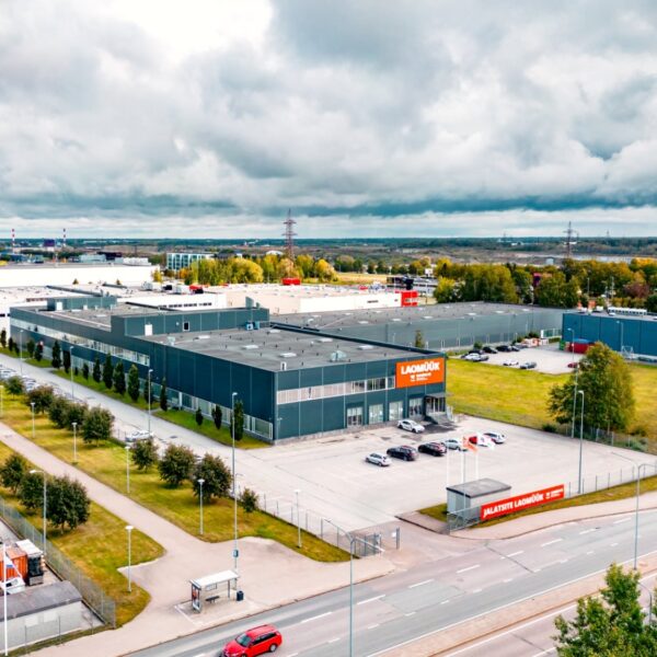 Kuuli logistikakeskuse kaasaegne välisvaade Tallinnas – laohoone