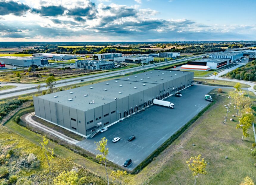 Kortsi logistikakeskuse kaasaegne välisvaade Tallinnas – tööstushoone