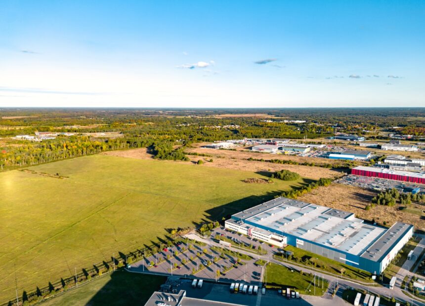 Kurgede arenduse tööstushoone välisvaade Tallinnas – tootmispind