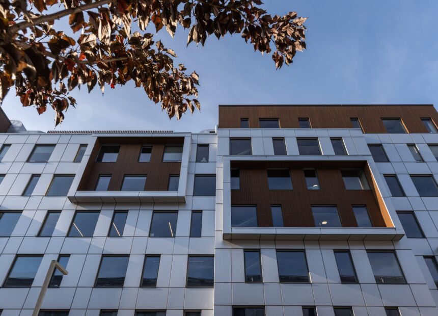 Norra maja kontorihoone õhtuvaade Tallinna kesklinnas – valgustatud fassaad