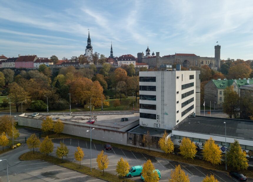 Toompuiestee ärihoone detailne välisvaade Toompuiesteel Tallinnas