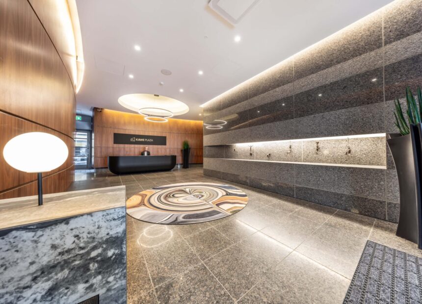 Kawe Plaza 750 m² büroopinna fuajee Vabaduse väljakul Tallinnas – esinduslik sisekujundus